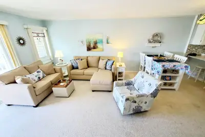Image de Fun, condo accueillant de 2 chambres avec quai et ascenseur, WiFi gratuit, piscine extérieure et vue directe sur le canal et la baie situé dans le centre-ville!