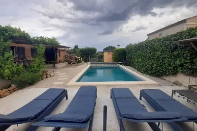 Image de Luberon, villa climatisée au calme. Piscine privée, jeux enfants.