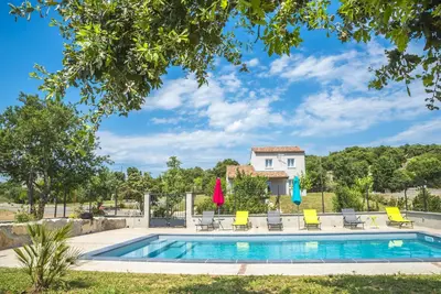 Image de Villa entièrement climatisée au calme avec piscine privée. Classement 4 étoiles