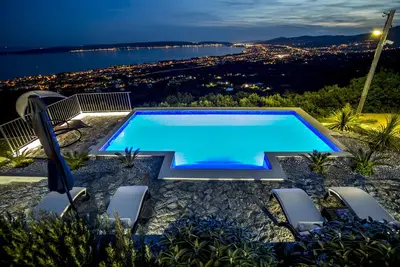 Image de Hill View est une maison dalmate avec piscine chauffée à Kaštela entre Split et Trogir