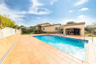 Image de Nuria: Villa spacieuse avec piscine privée et jardin