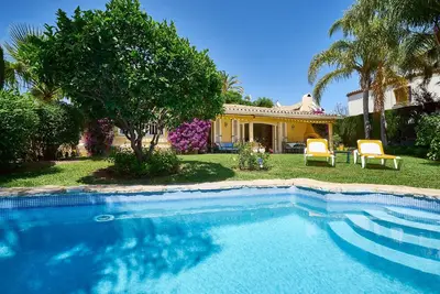 Image de Villa u. En plus de la maison, un emplacement privilégié, Priv. Jardin + piscine, au rez-de-chaussée, à 1 km de la ville plage
