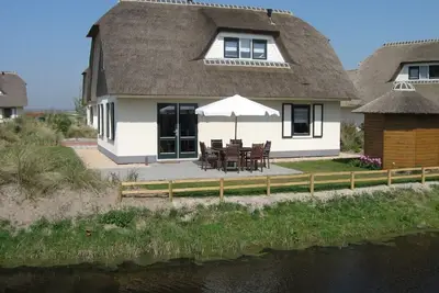 Maison au toit de chaume bien entretenue avec tout le confort, près de la plage