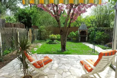 Image de Maison lumineuse près de la plage avec jardin, véranda, Bbq, parking, wifi et animaux acceptés.