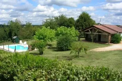 Image de Au calme entourée de verdure une maison pour un repos assuré.