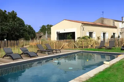 Image de Maison ancienne rénovée de 280m² près La Rochelle, 12 couchages, piscine