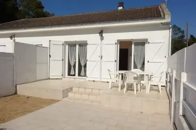 Maisonnette Charmante Face à la Plage avec Jardinet, Animaux Acceptés