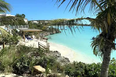 Image de Front de mer! Belle plage, belle piscine, vue imprenable sur l'océan + couchers de soleil!