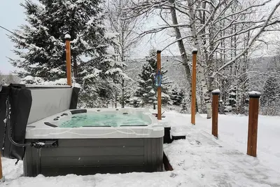 Image de Chaleureux chalet en bois rond avec Spa, à 5mn des pistes de motoneige et plages