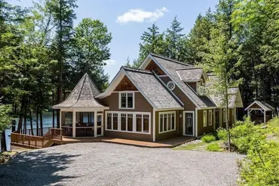 Image de Sandy Shores sur le lac Joseph ~ Chalet de luxe et hangar Ă bateaux