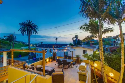 Image de Beachouse moderne exquis - meilleur emplacement à Moonlight Beach!