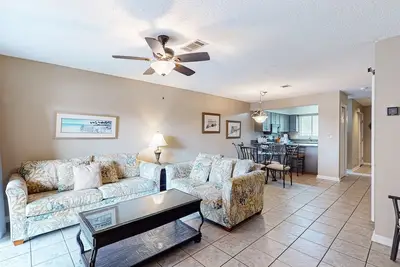 Image de Condo avec balcon, piscines partagées, bain à remous et salle de gym - près de la plage!