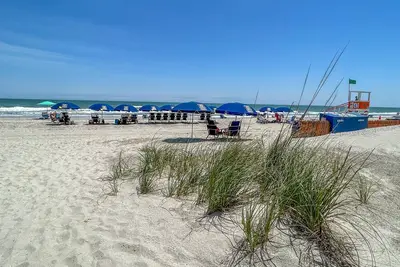 Image de Oceanfront 5 Bedroom 3. 5 Bath Beach House avec beaucoup de charme!
