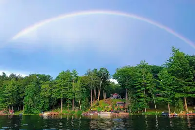 Image de Dockside Manor, Lakefront Sleeps 21, bain à remous, salle de jeux et bar, près de Lake George