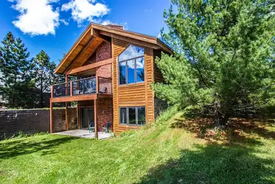 Image de Grande maison moderne sur les rives du lac Devil Track - parfait pour la famille