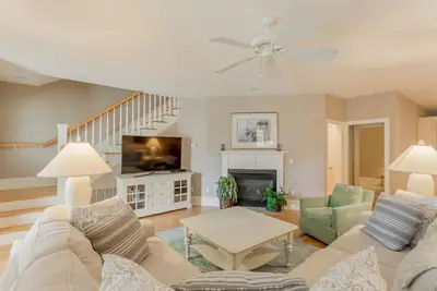 Image de À quelques pas de la plage et de la promenade rénovée du Townhome 5br avec 4 suites Master et du stationnement