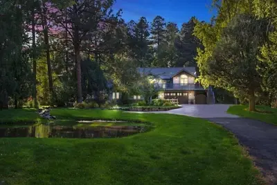 Image de Belle maison Riverside niché dans les bois avec bain à remous privé et une cour spacieuse, Animaux acceptés