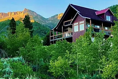 Image de Vues 360 *, grande nouvelle cabine, sleeps14, Ă Ashley Nat Forest, 54 ml de Park City
