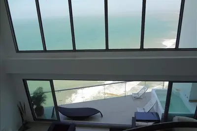 Image de Penthouse flottant Loft \/ W \/ Prv Hot Tub!