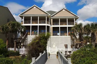 Image de Massive Oceanfront Beach House Idéal pour les réunions et les golfeurs!