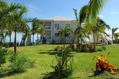 Image de Penthouse Condo avec piscine, plage, vue sur l'océan, kayaks, voiturette de golf, embarcadère