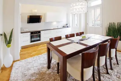 Image de Un luxueux 2 Bedrom 2 salle de bains Apt avec A \/ C + balcon derrière le théâtre national