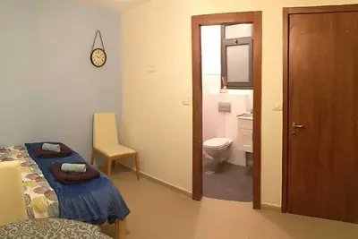 Image de Studio confortable avec beau toit. Nachlaot, centre-ville