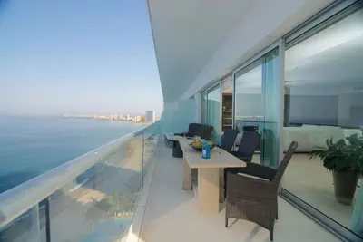 Image de Luxueux condo en bord de mer 3/3. 5 unité de coin immense terrasse superbe emplacement