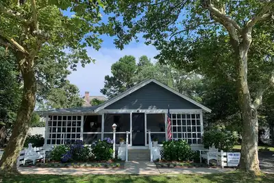 Image de Ocean Block Cottage dans les pins ~ 4 chambres ~ 3 bains ~ 6 portes de la plage!