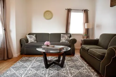 Image de Comfortable & Clean 2br Home Situé à quelques minutes de South Side et du centre-ville!