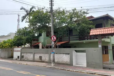 Image de Appartement avec un emplacement privilégié, est à deux pâtés de maisons de la plage.