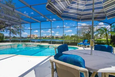 Image de Villa 7 Suites avec piscine privée, salle de théâtre et vue spectaculaire sur le lac!