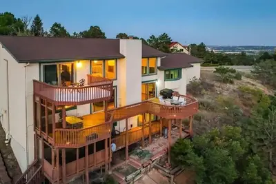 Image de Superbe Maison Spacieuse De 5000 pc Avec Vue Incroyable; ÉQUIPÉ Pour Le Plaisir!