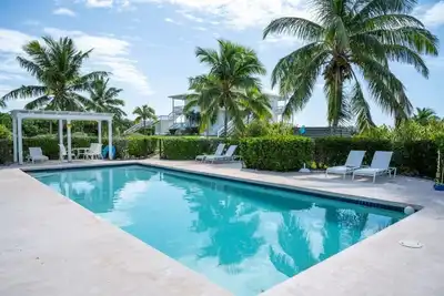 Image de Nouveau condo avec piscine privée, plage privée, quai, vue sur l'océan, voiturette de golf, kayaks