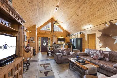 Image de Luxury Log Cabin GameTable 2 espaces de vie de plus de 2400 pieds carrés Lone Star