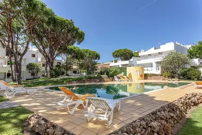 Image de Appartement confortable | Piscine et terrasse par Host Wise