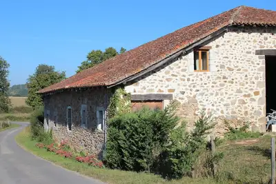 Image de Grange magnifiquement aménagée idéale pour 2\/6 personnes couples ou familles, golf, vélo