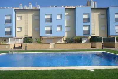 Image de Rez-de-chaussée avec grande terrasse à côté de la plage