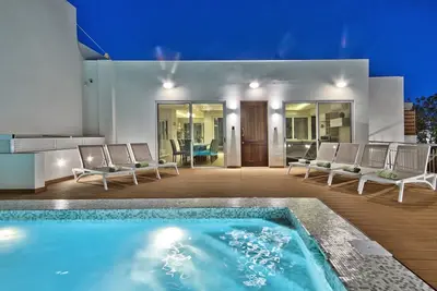 Image de Luxurious Elegant Villa with Impressive Sauna&Pool