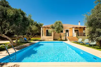 Image de Piscine privée ★ Grand jardin ★ Wifi ★ 2min en voiture de la plage ★ 3 chambres