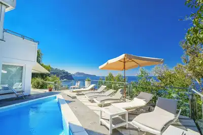 Image de Amore Rentals - Villa Terri with Sea View, Private Pool, Direct Sea Access and Parking