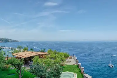 Image de Villa Galidia avec jacuzzi, vue sur la mer, jardin et climatisation