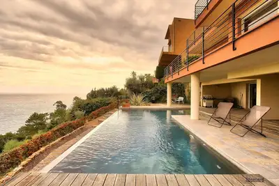 Image de Villa Terres Rouges - Villa exceptionnelle, piscine chauffée, vue mer, à côté du Palais