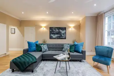 Image de Appartement spacieux de 3 chambres à Kensington avec patio