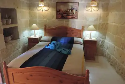 Image de Chambre double avec salle de bain privée et accès à la piscine