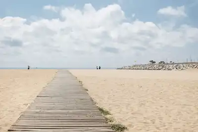 PRÈS De La Plage À 20 Km De Barcelone