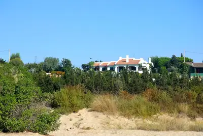 Maison avec jardin et piscine avec vue spectaculaire, face à la plage. Wifi