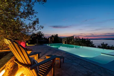 Image de Un rêve - coucher de soleil, verre de vin et paix céleste directement sur la mer