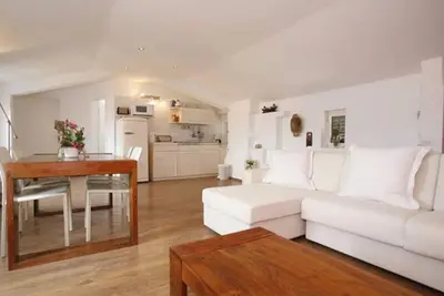 Image de Juste un escalier Ă votre appartement moderne et vous ĂŞtes Ă