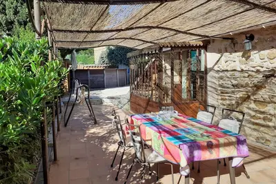 Image de Petite maison en pierre située dans un village provençal pittoresque